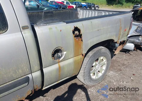 2005 Chevrolet Silverado 1500 K1500 z USA, uszkodzony, nr VIN 2GCEK19B951275856